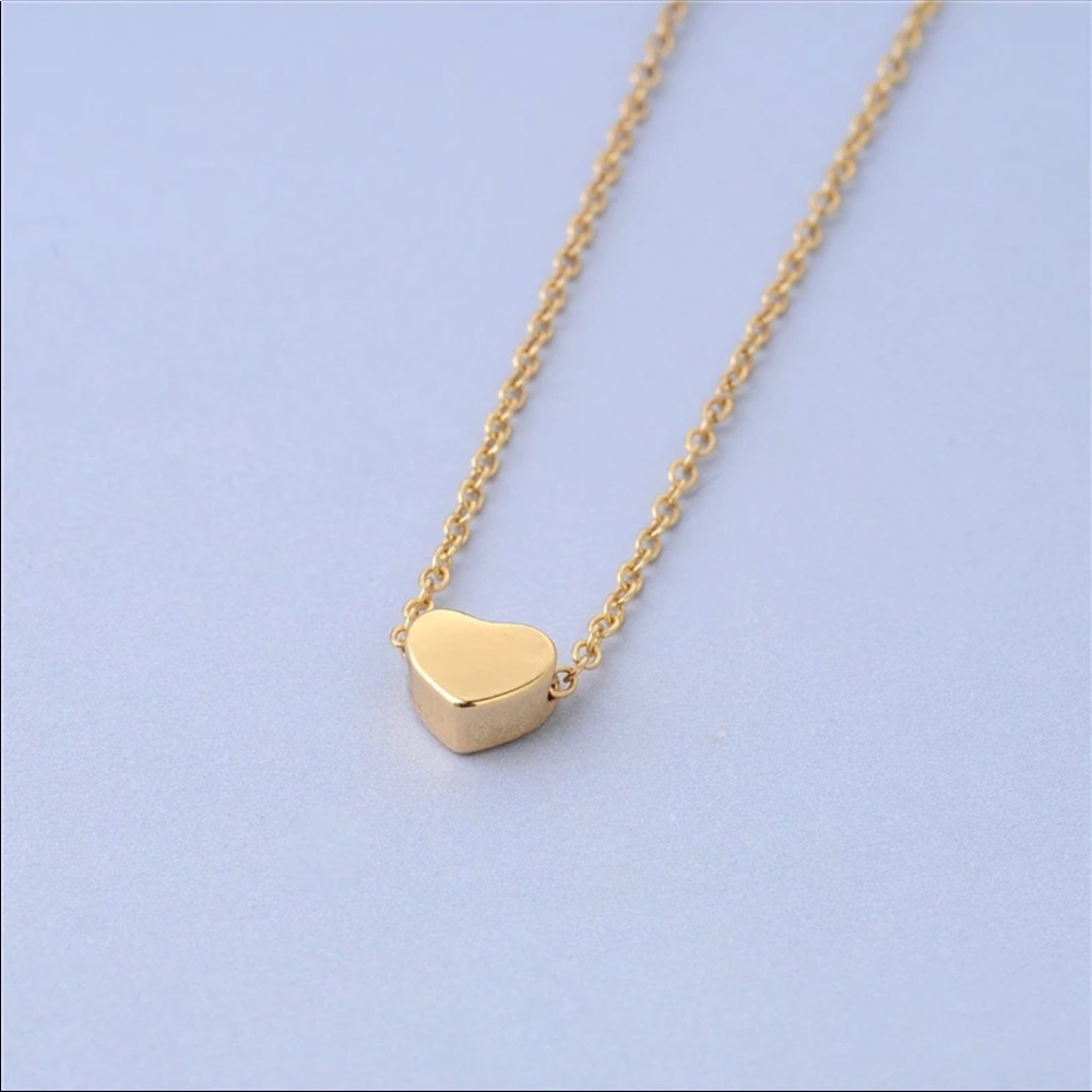 Dainty gold tone heart necklace 💖 - Picture 3 of 4